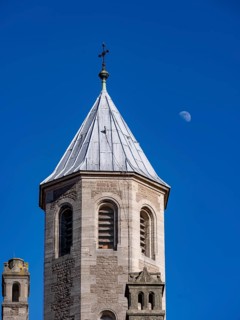 The moon shines above the tower of Dankwarderode Castle