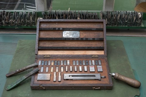 Measuring block box for setting the gauges of a former valve factory