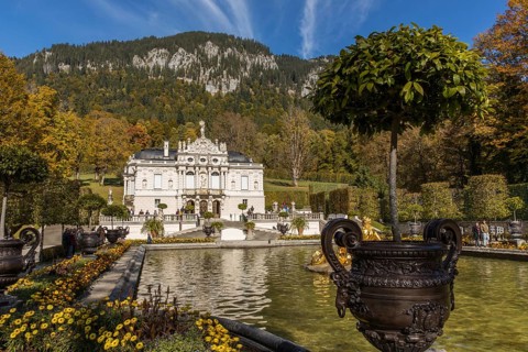 Fountain at Linderhof Castle with autumn colours