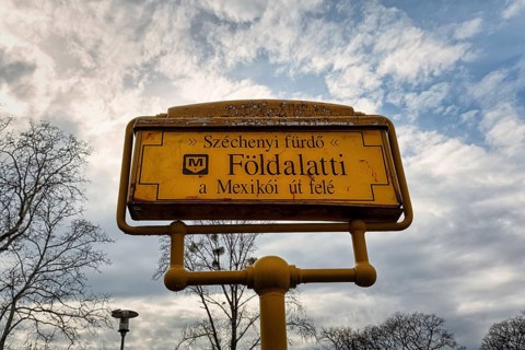 Old yellow sign with the inscription Foeldalatti