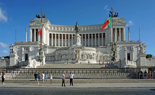 Policemen in front of Monumento Nazionale a Vittorio Emanuele II
