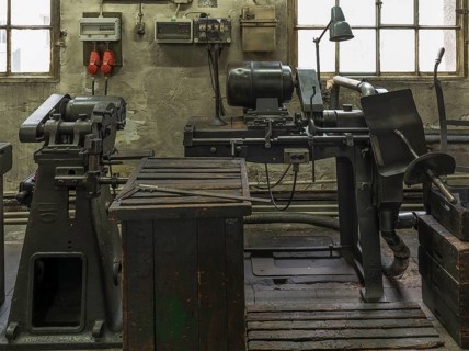 Cutting-off machine in a former valve factory