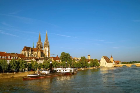 Museum ship Ruthof on the Mac-Aurel bank in front of the cathedral