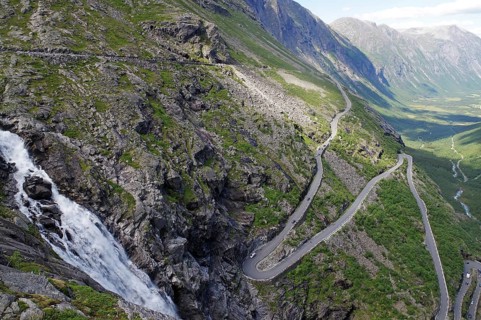 Mountain pass in Zig-Zag barren mountains