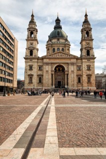 Visitors in front of the cathedral at St. Stephen's Square