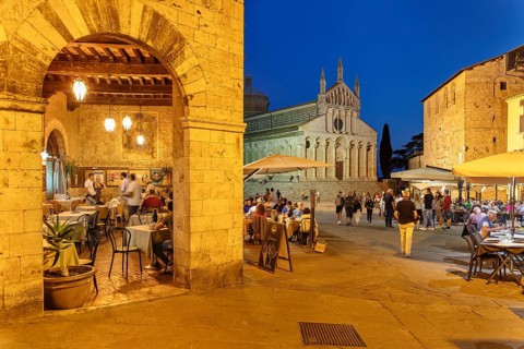 Street restaurants in Piazza Garibaldi with San Cerbone Cathedral