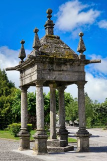 Four column pyramid shaped roof hosting the statue of Christ on the Cross