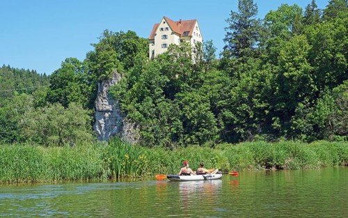 Kayakers paddling on the Danube in front of the end of Gutenstein