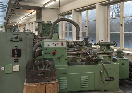 Lathe with extraction system in a former valve factory