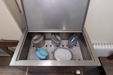 Food warmer with handle men in the canteen of a former valve factory