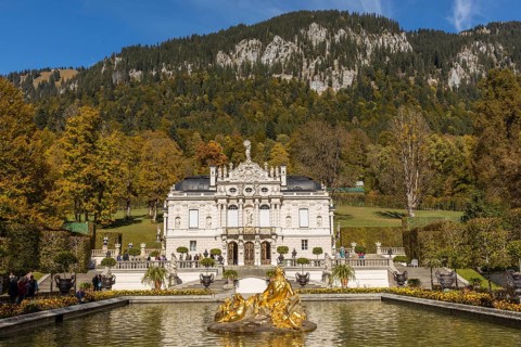Fountain at Linderhof Castle with autumn colours