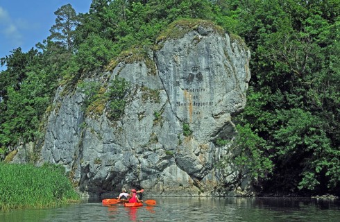 Kayakers paddling on the Danube in front of Amalienfelsen