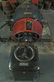 Drive motor from 1922 for presses in a former valve factory
