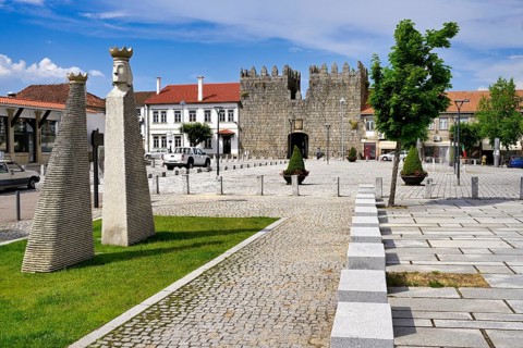 King's gate and modern sculpture of Chess King and Queen