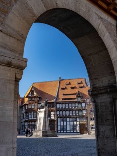 View through an archway onto Burgplatz with von Veltheimsches Haus