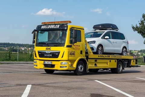 ADAC breakdown service transports defective car from motorway service area