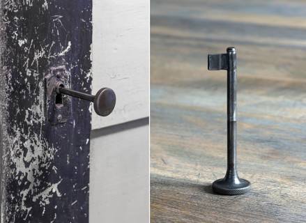 Valve shaped as a door key