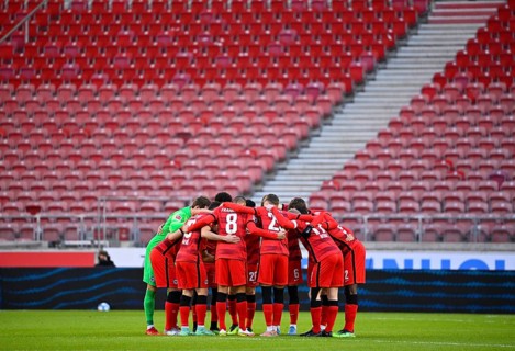 Teambuilding circle of the team in front of the start of the match