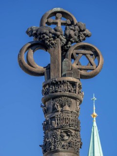 '2000 Years of Christianity' is the title of the bronze monumental column by the artist Juergen Weber on Braunschweig's Ruhfaeutchenplatz. The development of Christianity over the last 2000 years is d...