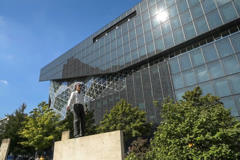 Sculpture Balanceakt by Stephan Balkenhol New building Springer-Verlag
