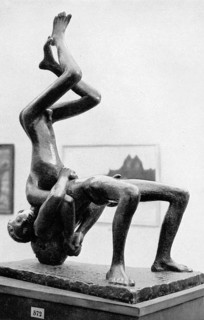 The round sculpture Wrestling Boys by Stig Blomberg