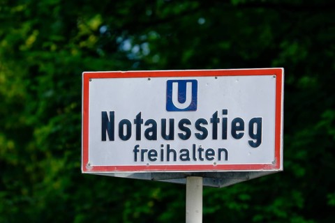 Sign U Bahn Notausstieg freihalten