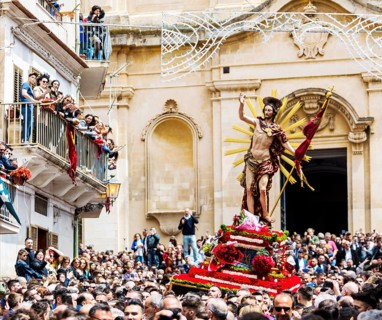 The famed Oumu Vivu procession of Easter Sunday in Scicli