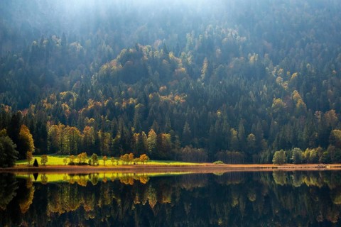 Autumn atmosphere at the Weitsee