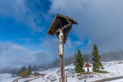 Crucifix and chapel of the Assumption of the Virgin Mary on the Winklmoosalm