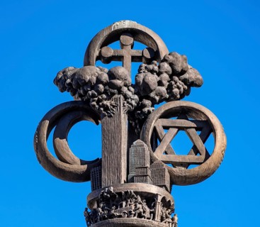2000 Years of Christianity is the title of the bronze monumental column by the artist Juergen Weber on Braunschweig's Ruhfaeutchenplatz. The development of Christianity over the last 2000 years is dep...