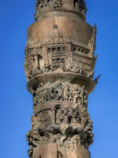 '2000 Years of Christianity' is the title of the bronze monumental column by the artist Juergen Weber on Braunschweig's Ruhfaeutchenplatz