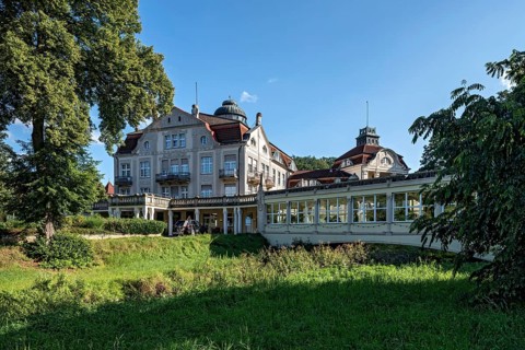 Hotel Badehof in Art Nouveau style with Wandelhalle at the spa gardens