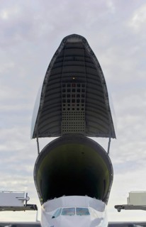 Upward swinging wing door for the loading ramp of the Airbus Beluga