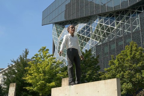 Sculpture Balanceakt by Stephan Balkenhol New building Springer-Verlag