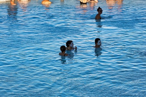 Tourists in thermal bath