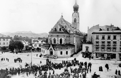 Ludwigsplatz with green market in front of the parish church of St. Nicholas