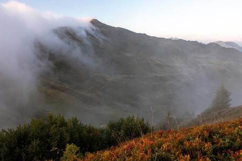 Fog in the high valley on an autumn evening at Potlakopf