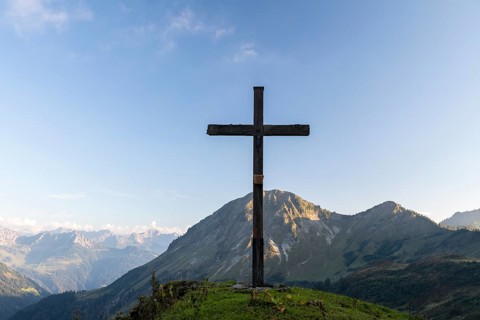 Summit cross in the morning light on Portlakopf