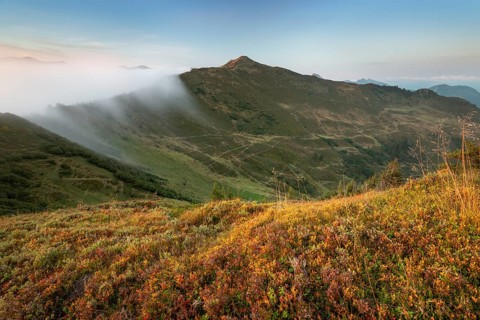 Fog in the high valley on an autumn evening at Potlakopf