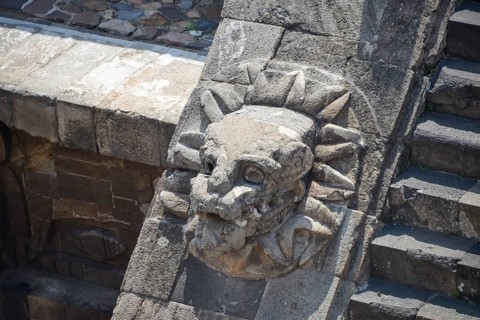 Head sculpture Temple of Quetzalcoatl