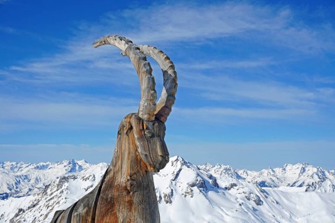 Wooden ibex figure, work of art, snow-capped mountains, La Masse peak, Trois 3 Vallees ski resort, Les Menuires, Haute Savoie, High Savoie, France, Europe