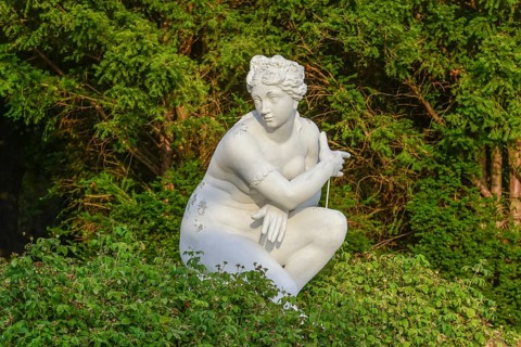 Kneeling Venus