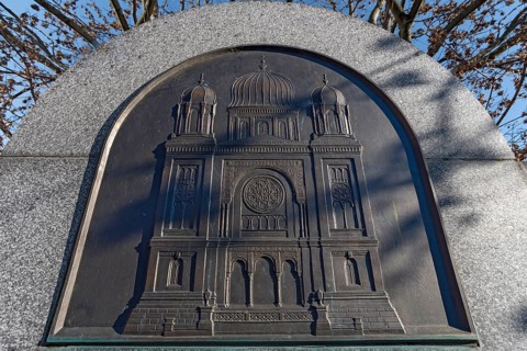 Relief at the memorial site of the former synagogue burnt down by the Nazi regime in 1938