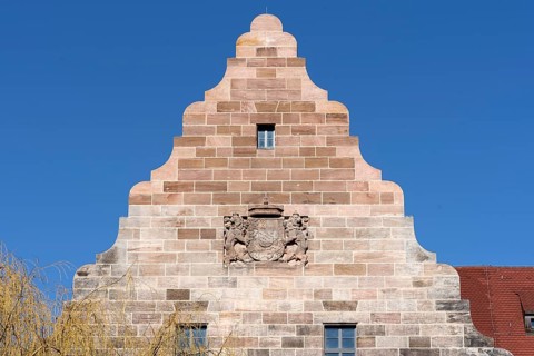 Relief of the Bavarian coat of arms on the gable of the courthouse