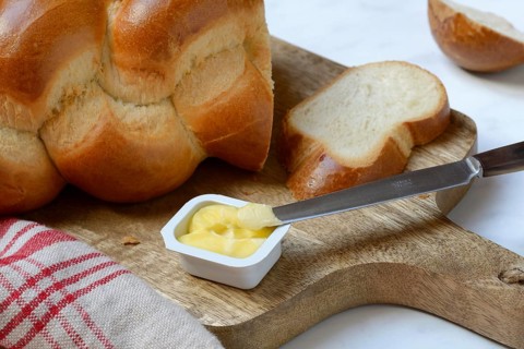 Butter in portion packs and butter plait