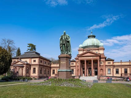 Kaiser-Wilhelms-Bad with monument to Kaiser Wilhelm I in the spa gardens
