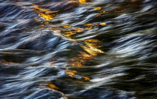 Flowing water with light reflections