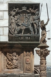 Wappentafel des ungarischen Koenigs Matthias Corvinius von 1488 und Skulptur der Justitia an der Rathaustreppe 1537