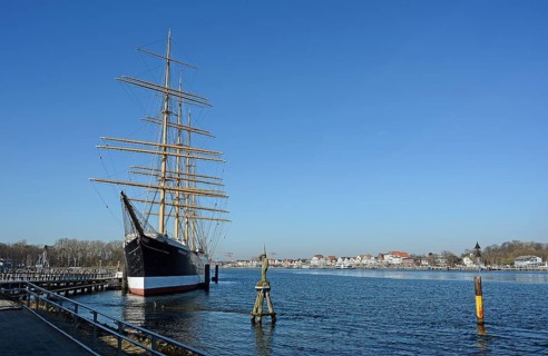 Museum ship Passat with statue of Fiete