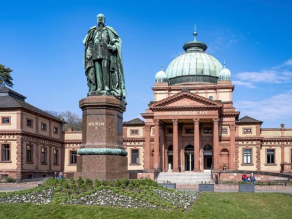 Kaiser-Wilhelms-Bad with monument to Kaiser Wilhelm I in the spa gardens